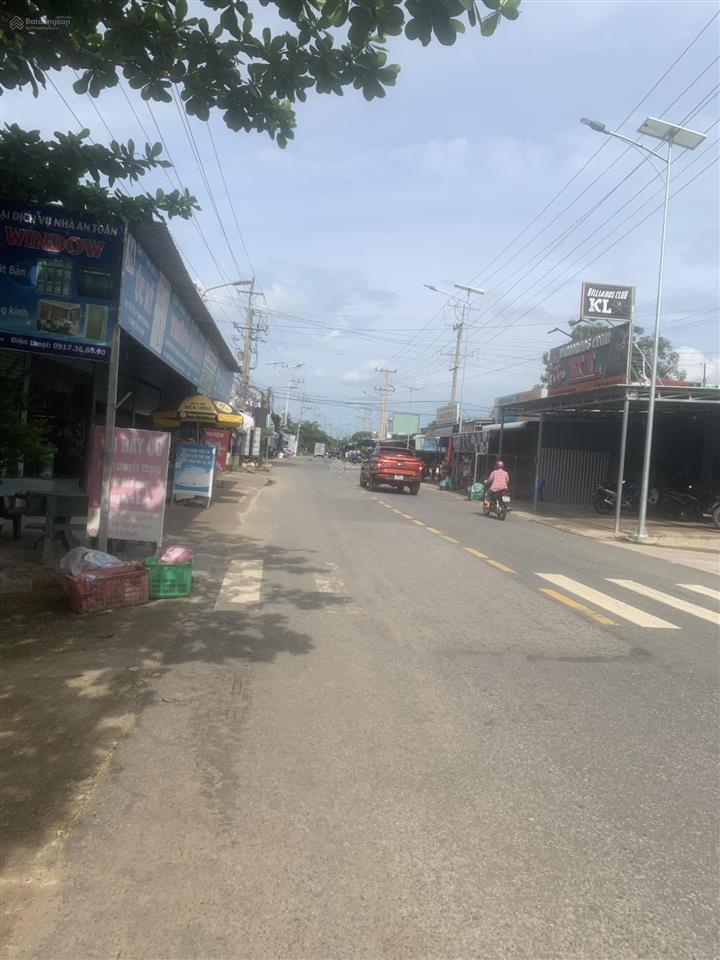 Cần bán gấp 2,5 mẫu(25000m2)có300 thổ cư,có nhà đất xã hàm thạnh,điện nước đầy đủ giá 2 tỉ buôn sổ