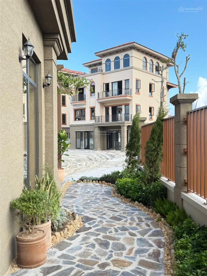 Kẹt tiền ngân hàng cần bán nhà phố 75m2 tại vinhomes cần giờ giá 9,7 tỷ / căn.