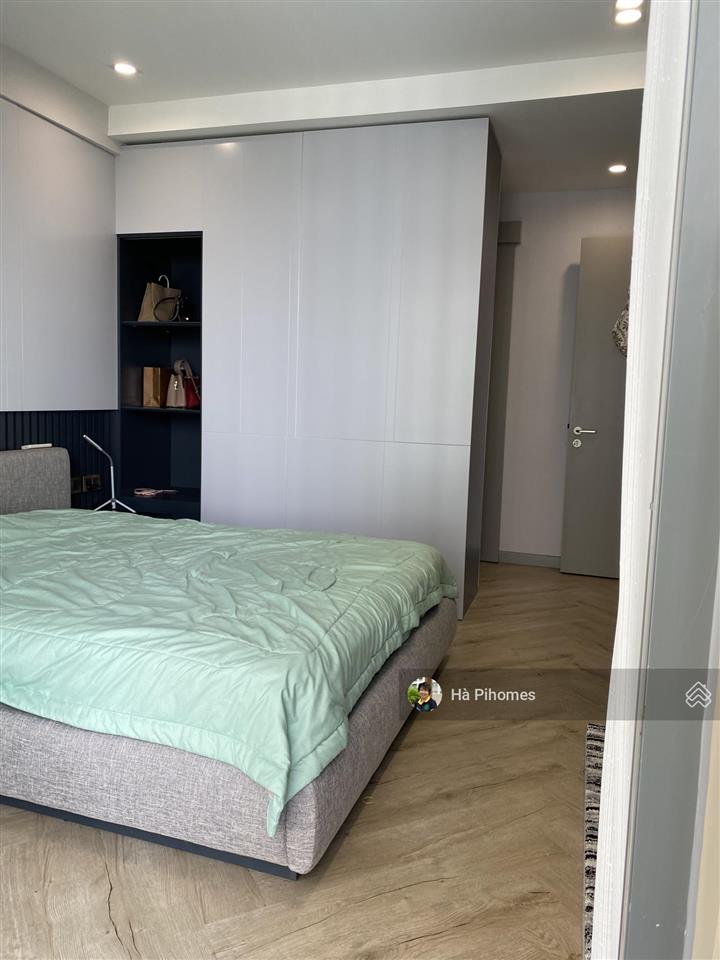 Chính chủ thiện chí bán căn hộ vip the gold view bến vân đồn 3pn3wc, 133m2 2 ban công view bitexco