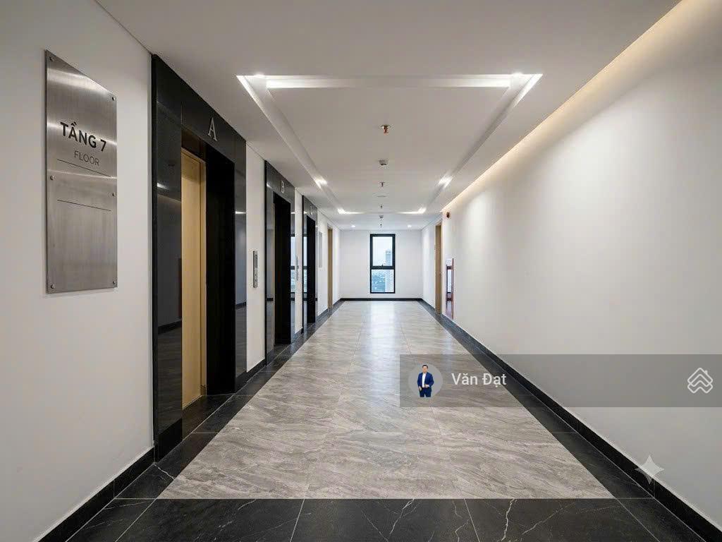 Bán căn 74m2 tầng trung  ban công đông nam  giá chỉ 5,75 tỷ bao phí  sẵn sổ đỏ