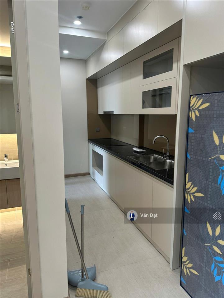 Bán căn 2 ngủ + 1 view hồ  tầng đẹp  đã có nội thất  thiện chí muốn bán ngay