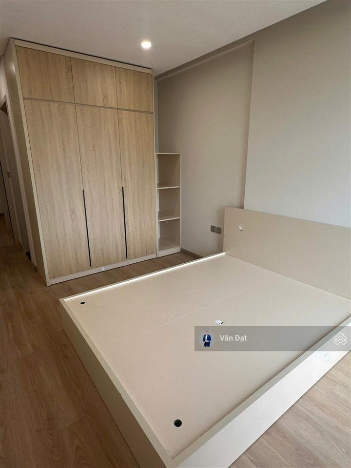 Bán căn 2 ngủ + 1 view hồ  tầng đẹp  đã có nội thất  thiện chí muốn bán ngay