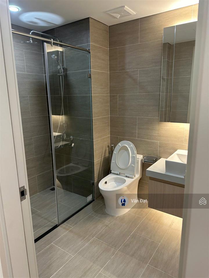 Bán căn 2 ngủ + 1 view hồ  tầng đẹp  đã có nội thất  thiện chí muốn bán ngay
