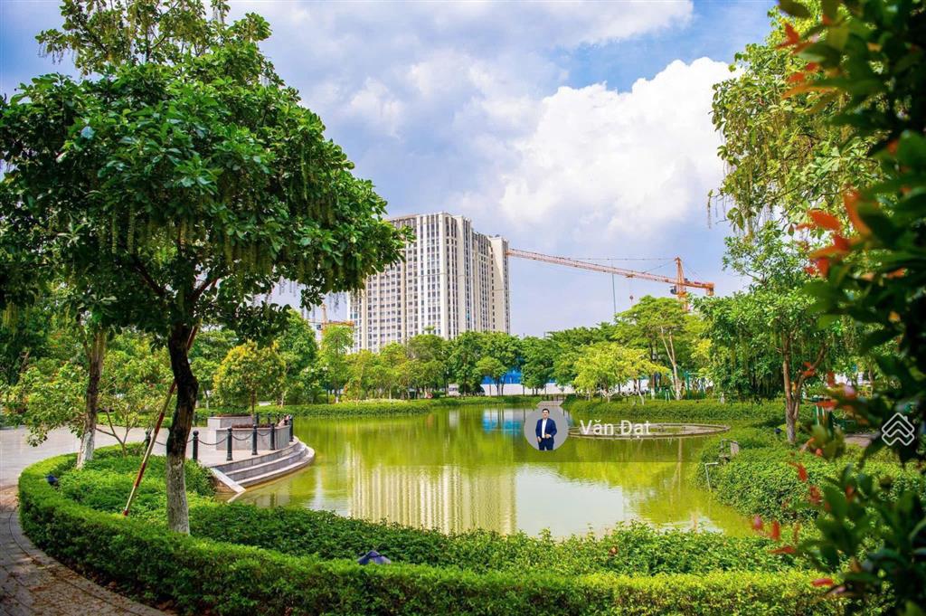 Bán căn 2 ngủ + 1 view hồ  tầng đẹp  đã có nội thất  thiện chí muốn bán ngay