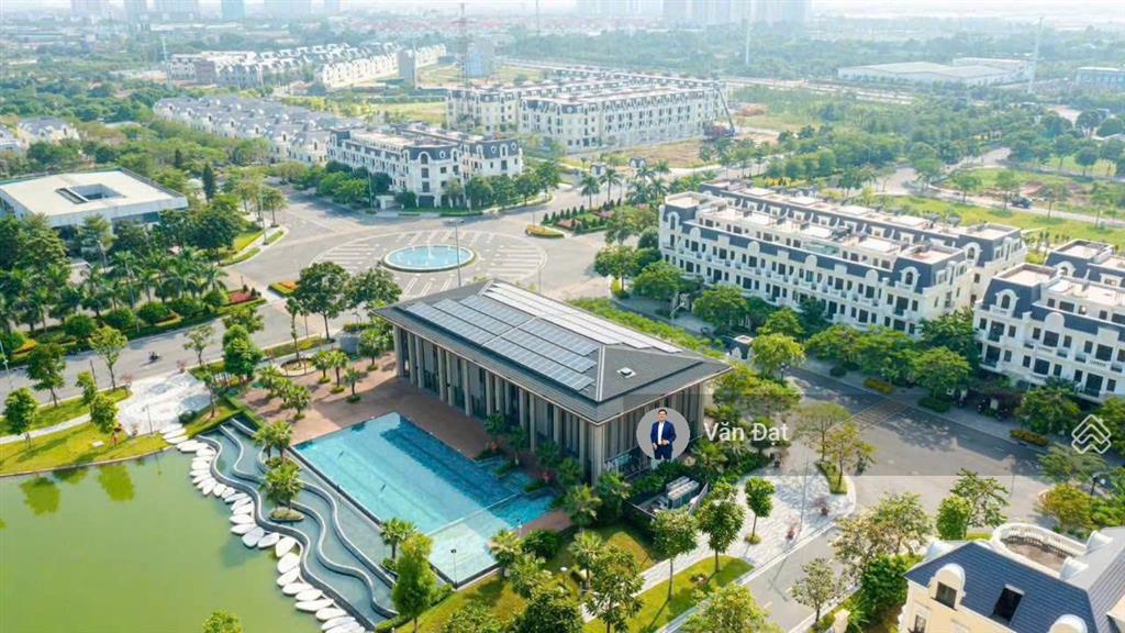 Bán căn 2 ngủ + 1 view hồ  tầng đẹp  đã có nội thất  thiện chí muốn bán ngay