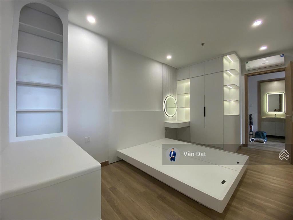 Bán căn 2 ngủ 74m2 full đồ  ban công đông nam  sẵn sổ  chỉ hơn 5 tỷ