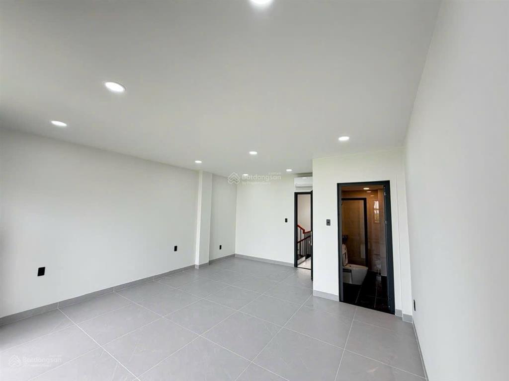 Nhà kdc nhơn đức vạn phát hưng, nhà bè, dt 5x19m, 1 trệt 2 lầu 1 tum, 5pn, 5wc, giá 7,6 tỷ