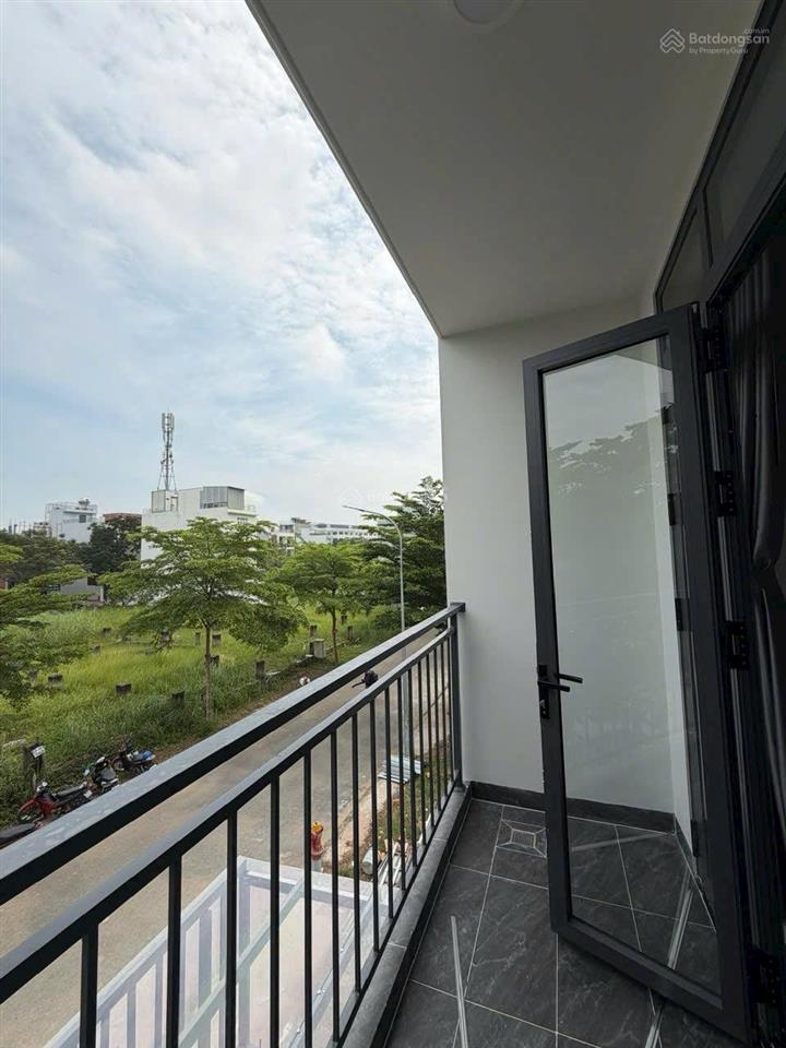 Nhà kdc nhơn đức vạn phát hưng, nhà bè, dt 5x19m, 1 trệt 2 lầu 1 tum, 5pn, 5wc, giá 7,6 tỷ