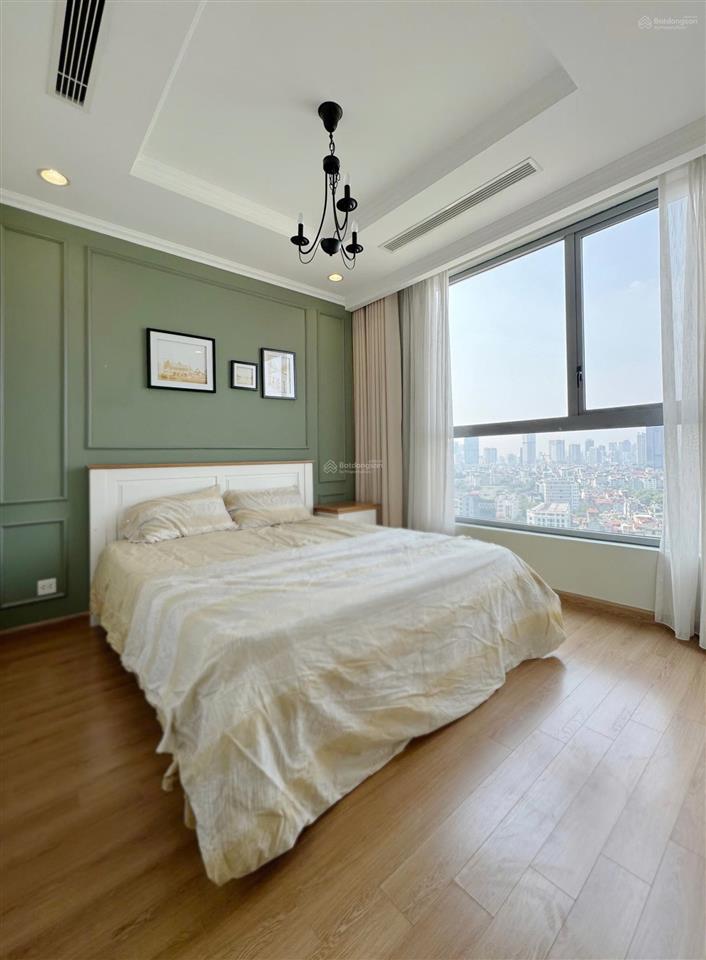 Cần bán căn hộ 3 ngủ tại vinhomes nguyễn chí thanh, 130m2 căn góc đẹp.  0975 034 ***