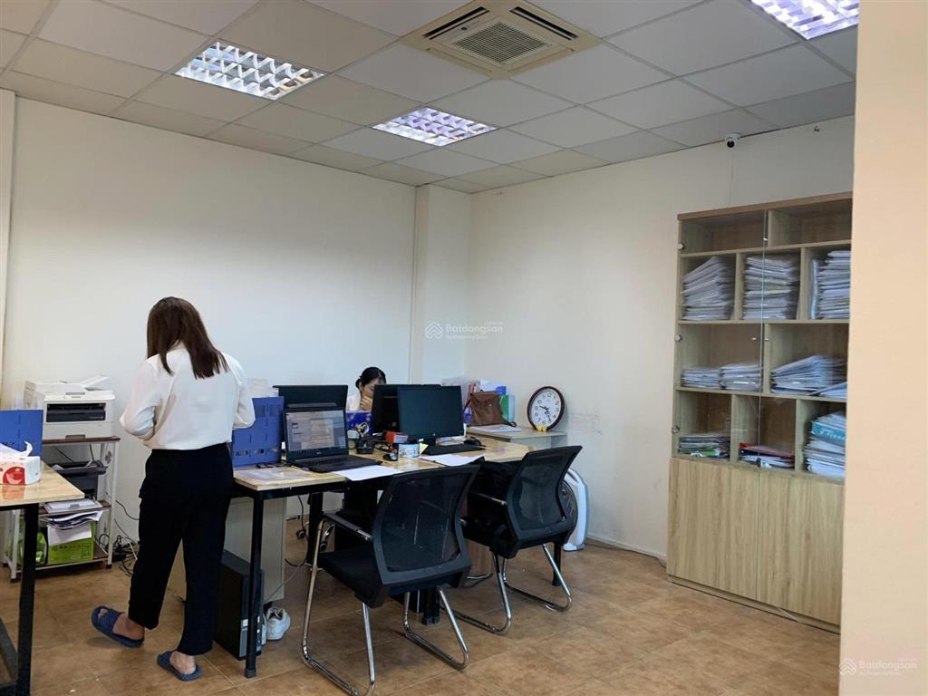 Chủ nhà  cho thuê văn phòng tòa nhà mico phố núi trúc, phường giảng võ 45m2 giá chỉ 8 triệu/tháng.