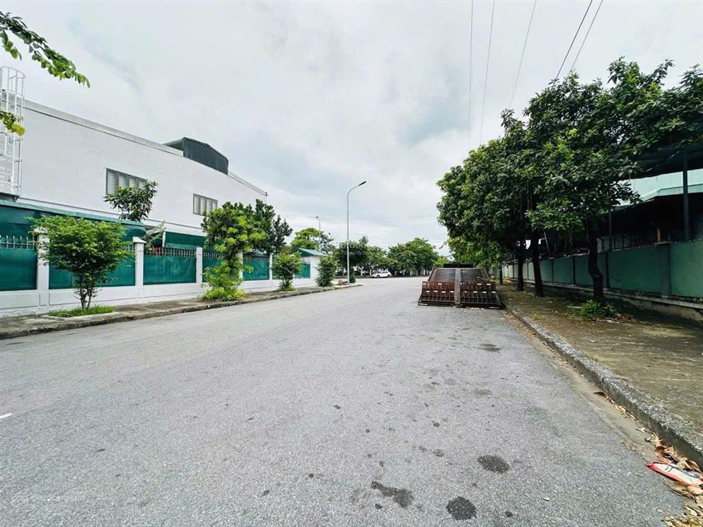 Bán ngay nhà máy 3000 m2 sẵn xưởng, văn phòng cụm cn ngọc sơn, chúc sơn chương mỹ hà nội chính chủ