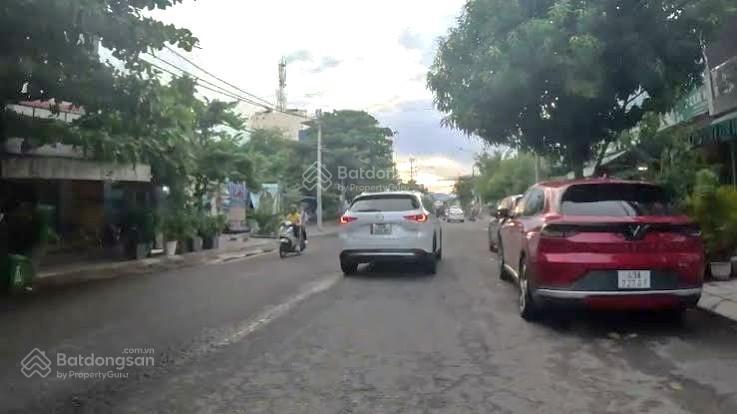 Hiếm, đường lớn, mặt tiền rộng, trục thông thẳng sông hàn, kinh doanh sầm uất