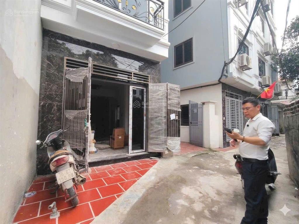 Nhà biên giang, xây độc lập, 10m ra trục chính ô tô thông, dt40m xây 4t giá 4ty65
