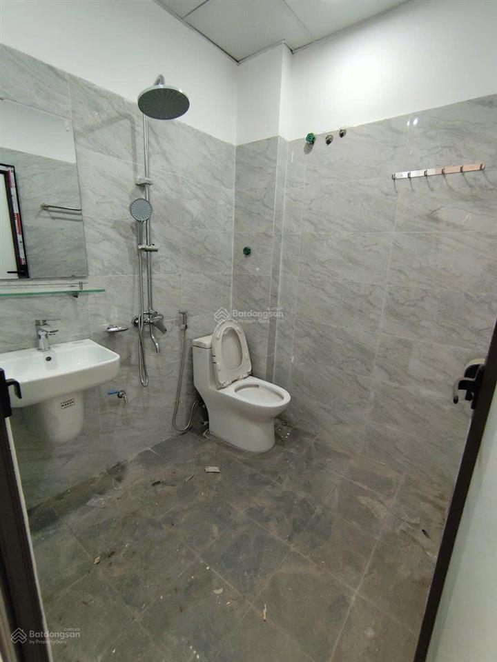 Cc gửi bán nhà biên giang, cách 1 nhà ra ngõ thông ô tô, bán kính 500m ra ql6, dt 30m4t giá 3 tỷ 2