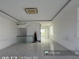 Cho thuê mặt bằng (shophouse) sala 5,7mx21.5m dtsd gần 528m2, nội thất đầy đủ, thang máy, máy lạnh
