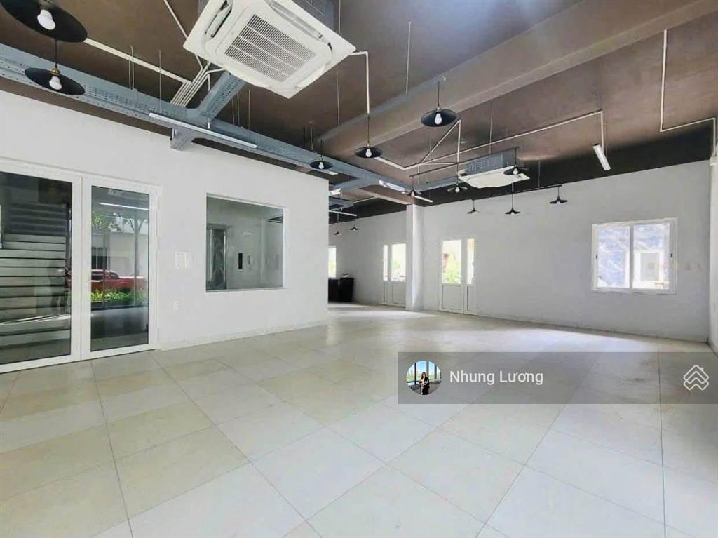 Cho thuê nhà căn góc 3 mặt tiền sala, rộng 14.7m x 20m 1100m2 văn phòng, hoàn thiện full nội thất