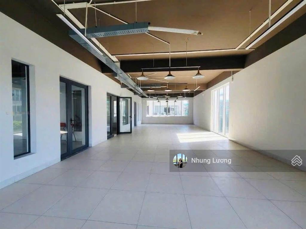 Cho thuê nhà căn góc 3 mặt tiền sala, rộng 14.7m x 20m 1100m2 văn phòng, hoàn thiện full nội thất