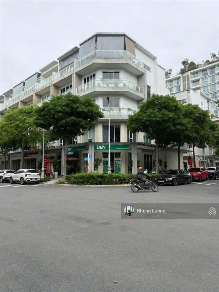 Cho thuê nhà căn góc 3 mặt tiền sala, rộng 14.7m x 20m 1100m2 văn phòng, hoàn thiện full nội thất