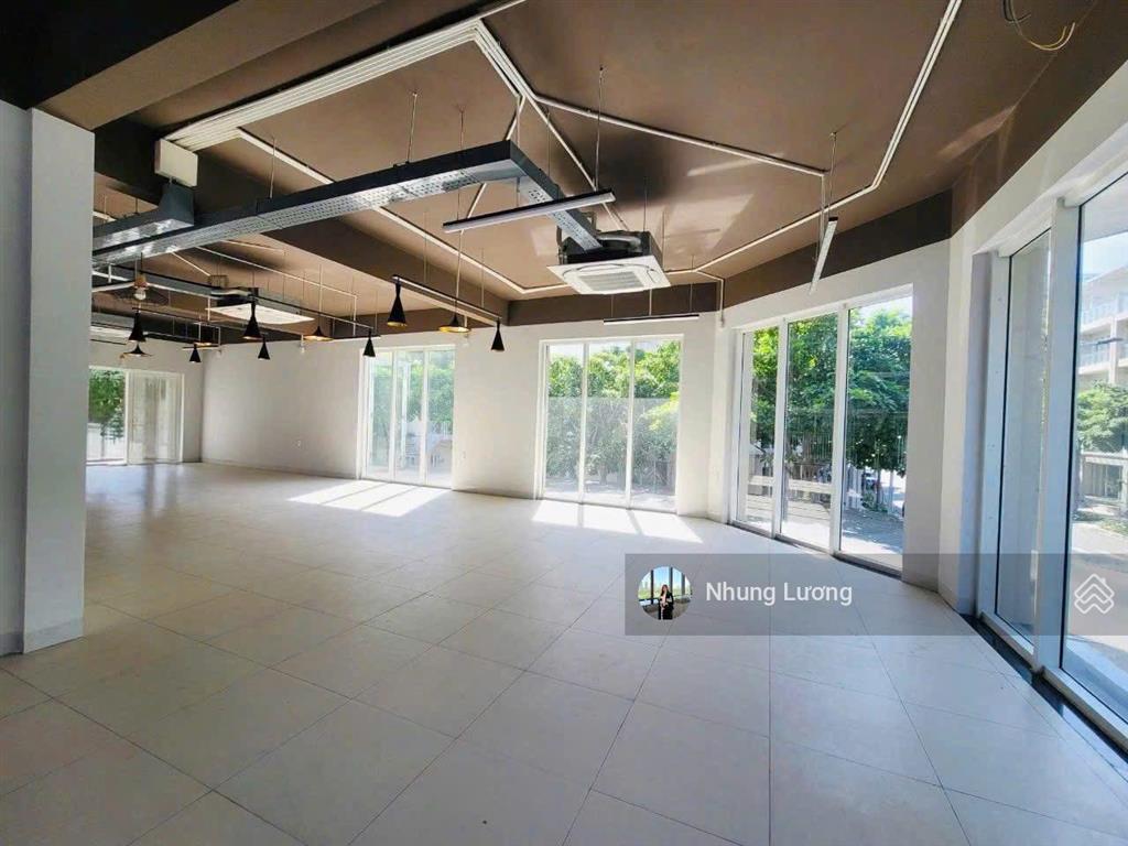 Cho thuê căn góc 3 mặt tiền sala, rộng 14.7m x 20m 1100m2 văn phòng, hoàn thiện full nội thất