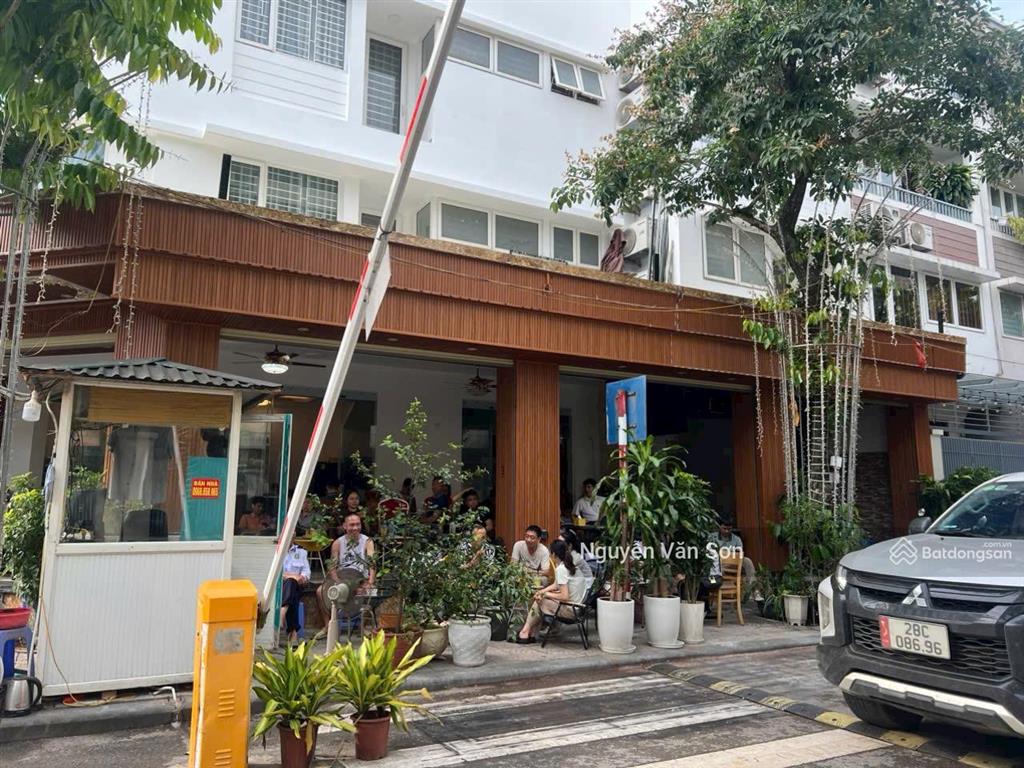 Cho thuê bt văn khê  lô góc 230m2 trục 21m chân chung cư, kinh doanh sầm uất 24/7. giá chỉ 40tr/th
