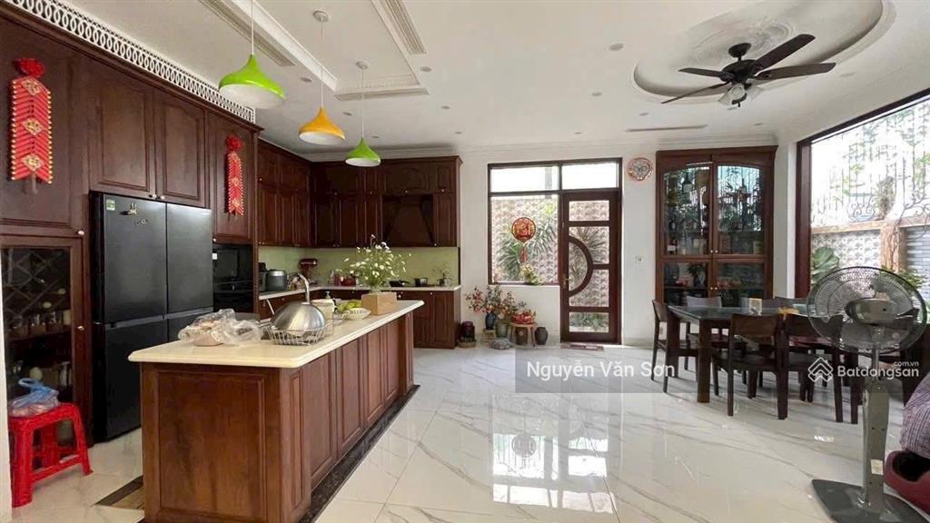 Cho thuê bt văn khê  lô góc 230m2 trục 21m chân chung cư, kinh doanh sầm uất 24/7. giá chỉ 40tr/th