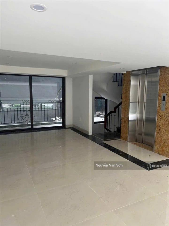 Cho thuê bt văn khê  lô góc 230m2 trục 21m chân chung cư, kinh doanh sầm uất 24/7. giá chỉ 40tr/th