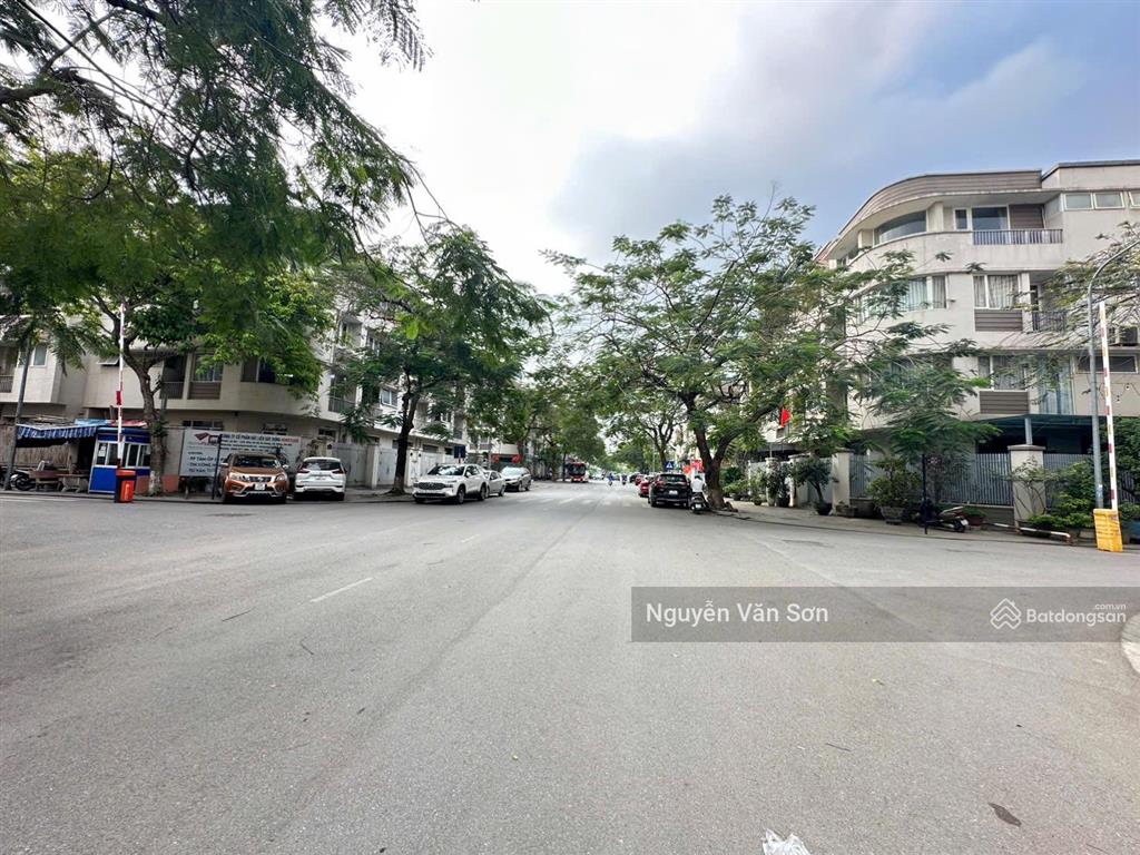 Cho thuê bt văn khê  lô góc 230m2 trục 21m chân chung cư, kinh doanh sầm uất 24/7. giá chỉ 40tr/th