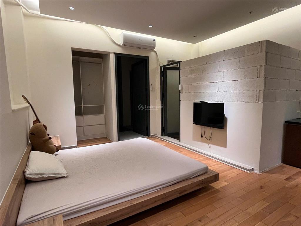 Phòng cho sinh viên rmit rộng rãi, có ban công, an ninh 5tr/tháng