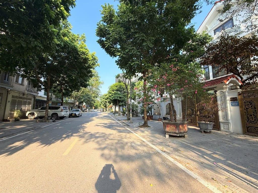 Cần bán căn biệt thự sang trọng khu nhà ở vinaconex trung văn 212m2 5 tầng 8m mặt tiền