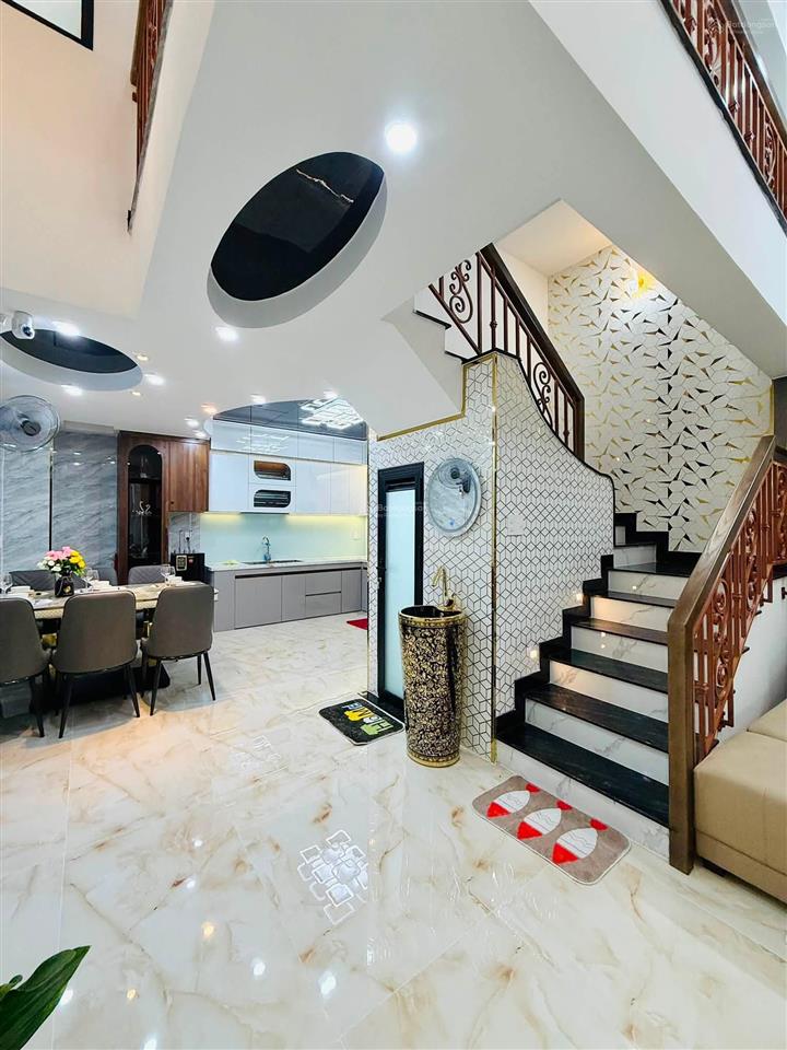 Mặt tiền kinh doanh, 5 tầng xây mới, gần ga t3 mới