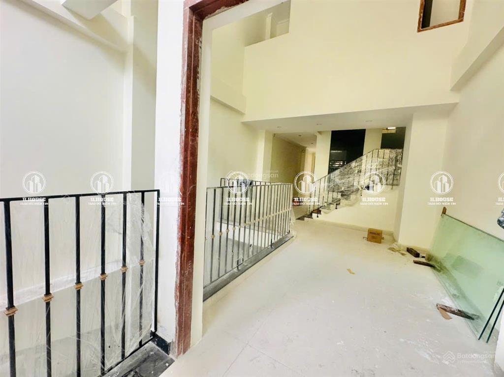 Tòa nhà mới xây, gần cổng ga t3, diện tích 5x25 5 tầng