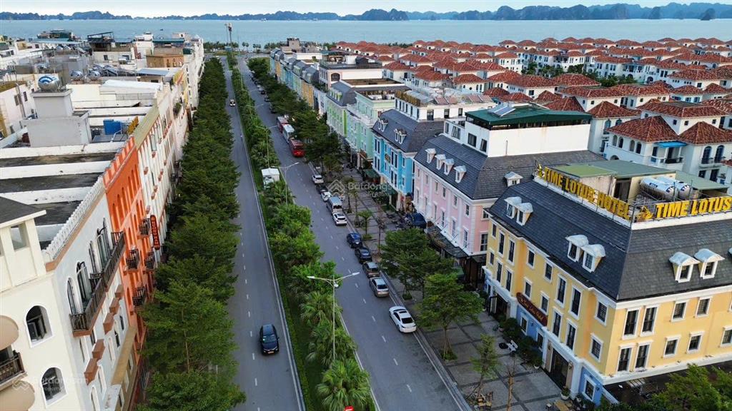 Bán khách sạn 30 phòng, dt 300m² trung tâm bãi cháy khu du lịch sầm uất nhất hạ long