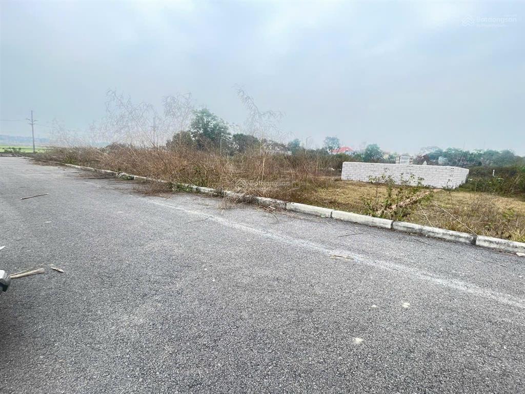 Nhỉnh tỷ có lô đất đẹp đường thông ô tô tránh sổ đẹp long lanh