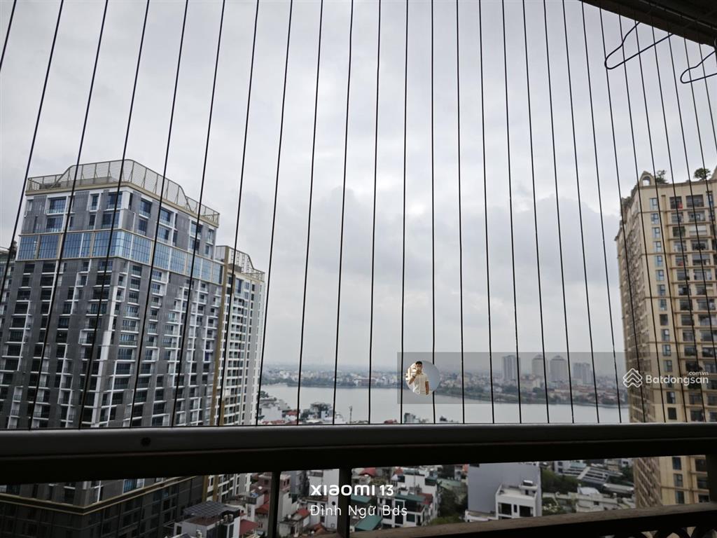 Cho thuê căn 3 phòng ngủ view hồ tây có sẵn nội thất giá tốt chung cư d'. el dorado