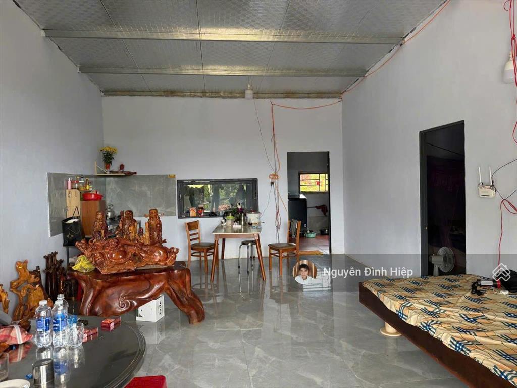 Bán 1000m2 đất sẵn nhà cấp 4 mới xây  khu dân cư  800 triệu, gần trường chợ, tt hành chính