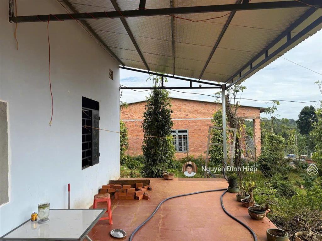 Bán 1000m2 đất sẵn nhà cấp 4 mới xây  khu dân cư  800 triệu, gần trường chợ, tt hành chính