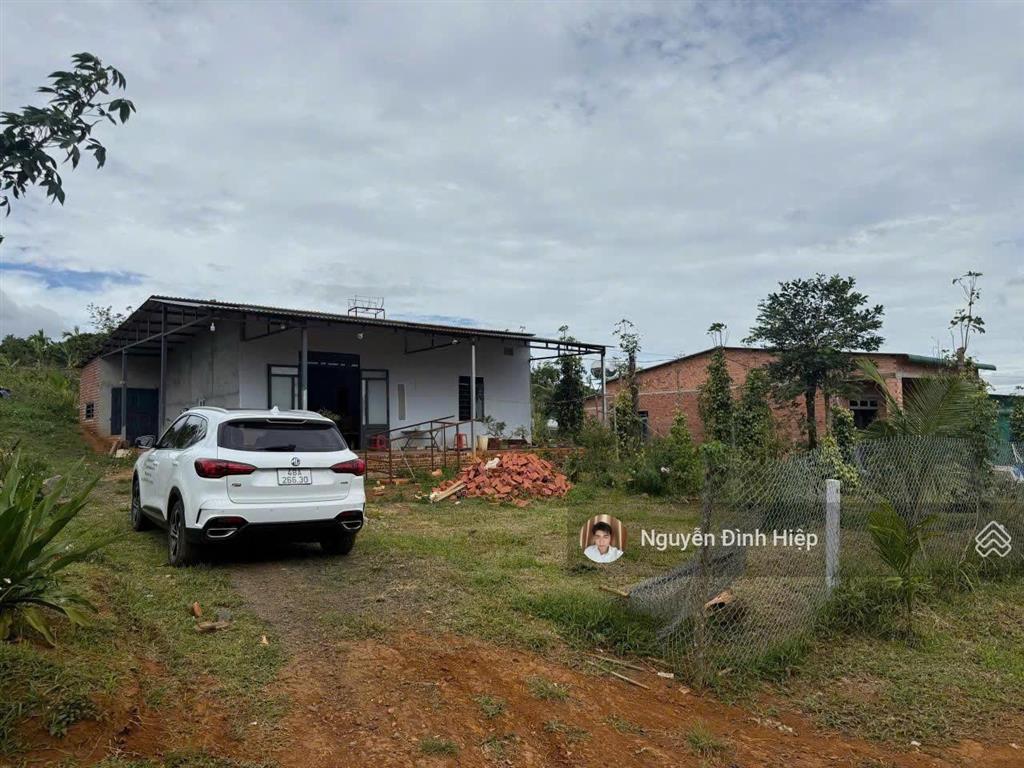 Bán 1000m2 đất sẵn nhà cấp 4 mới xây  khu dân cư  800 triệu, gần trường chợ, tt hành chính