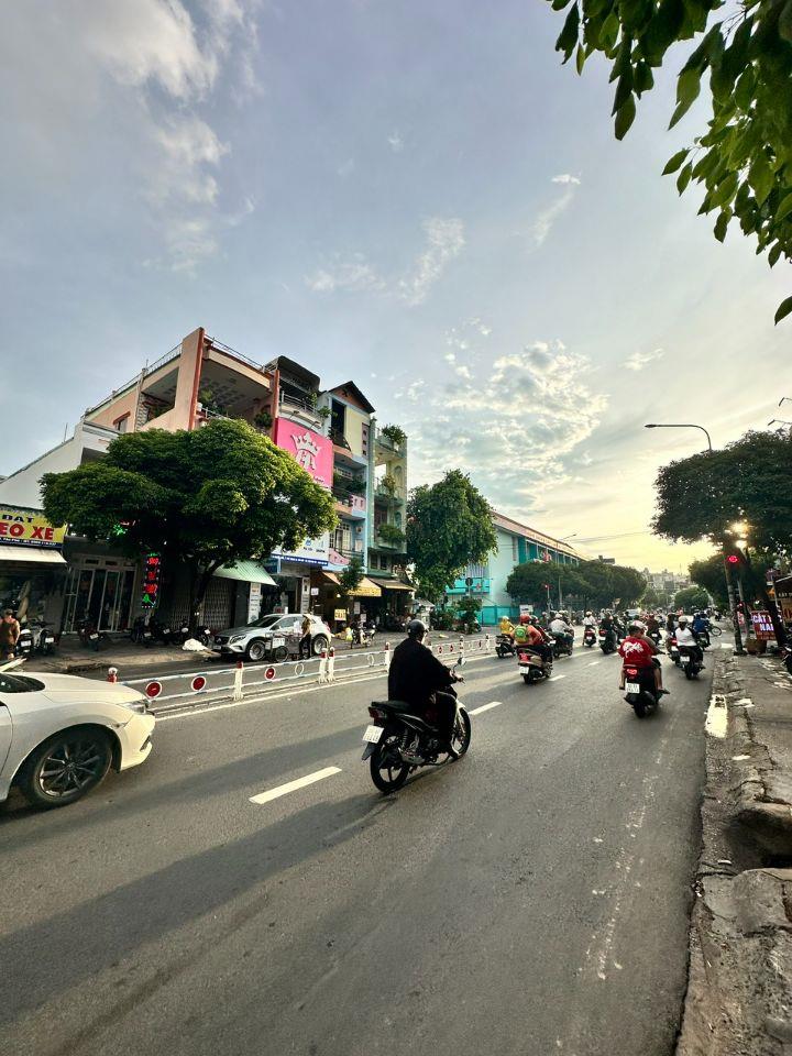 Bán nhà MTKD đường Nguyễn Sơn - P.Phú Thạnh - DT: 6.3x25m - cấp 4 - Giá:24 tỷ TL