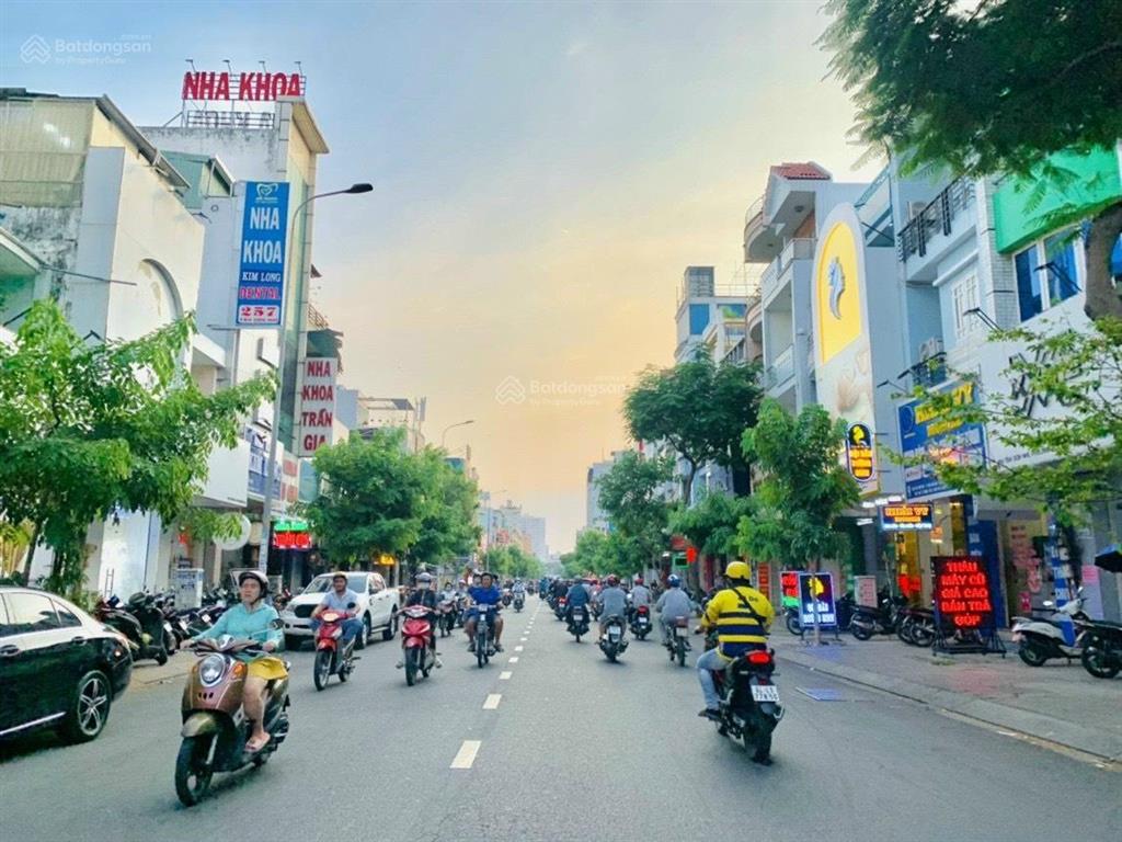 Bán nhà mtkd đường tân sơn nhì , tân phú  dt  5x19m  nhà cấp 4  gía  18 tỷ tl