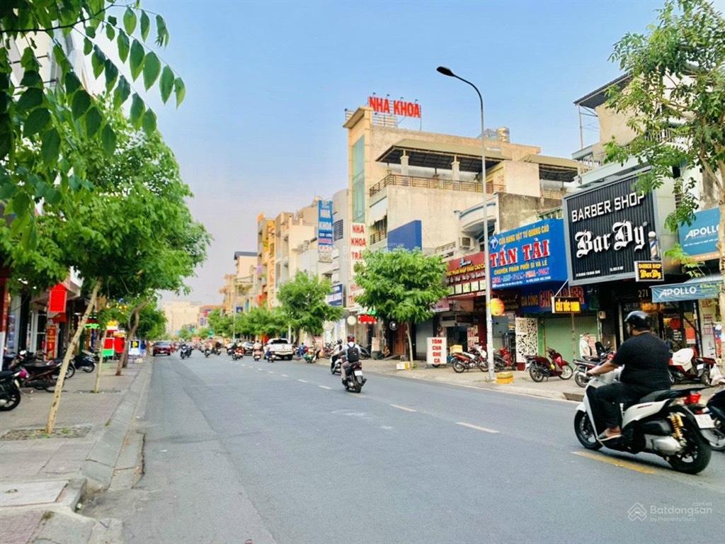 Bán nhà mtkd đường tân sơn nhì , tân phú  dt  5x19m  nhà cấp 4  gía  18 tỷ tl