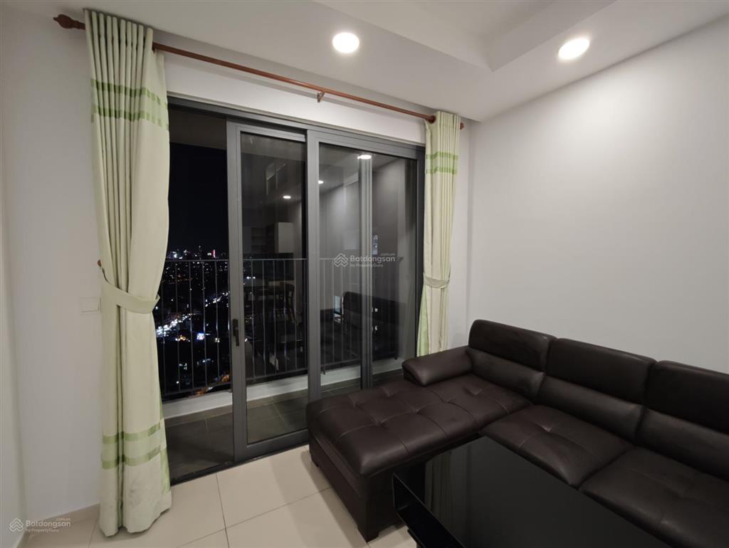 Cho thuê căn 3 phòng ngủ 2 ban công view siêu đẹp có sẵn nội thất cơ bản the pegasuite 1
