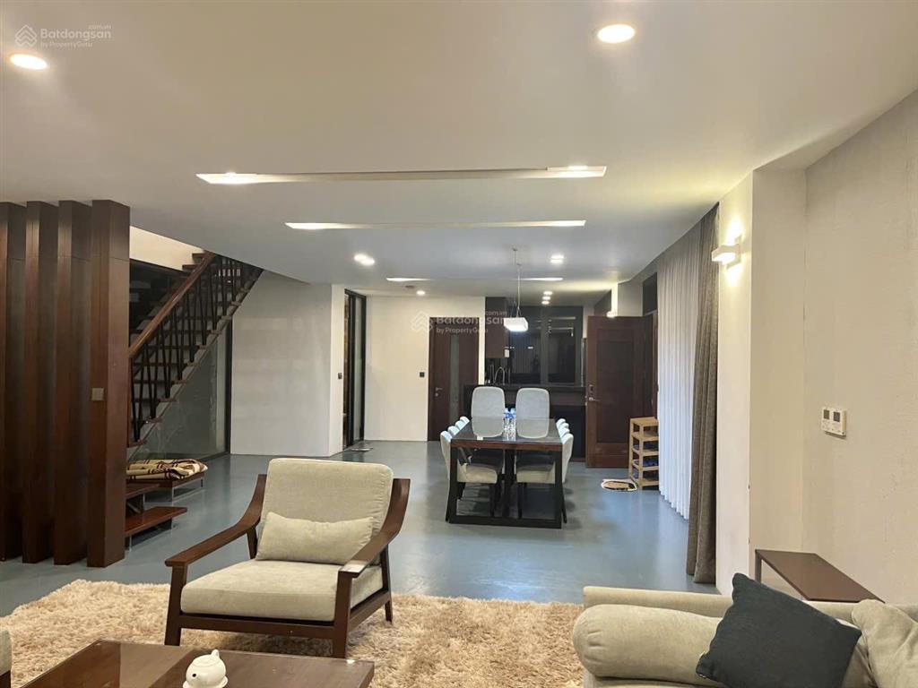 Bán biệt thự 400m2 sổ đỏ, sân vườn 800m2, diện tích sử dụng 1200m2