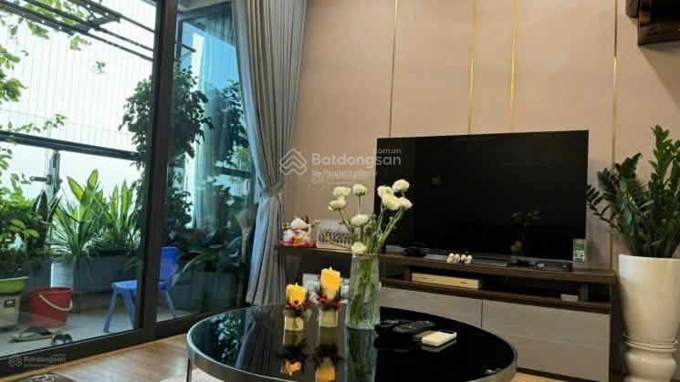 Bán căn hộ 2pn, 1wc, 65m2 view đẹp tại golden land, 4,5 tỷ vnd