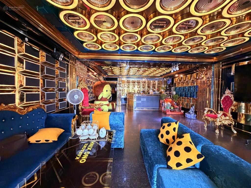 Chủ ngộp bank ra gấp tòa nhà đang kinh doanh karaoke, phổ quang, 180m2, 75 tỷ.
