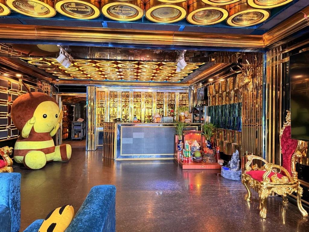 Chủ ngộp bank ra gấp tòa nhà đang kinh doanh karaoke, phổ quang, 180m2, 75 tỷ.