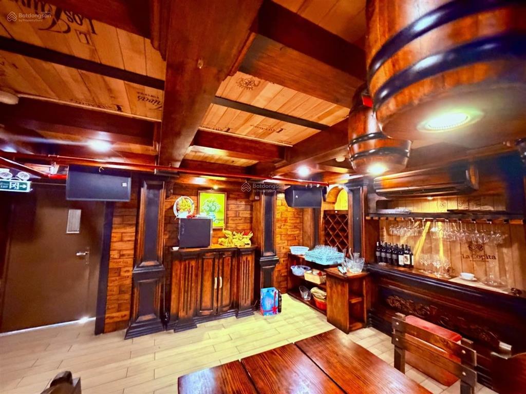 Chủ ngộp bank ra gấp tòa nhà đang kinh doanh karaoke, phổ quang, 180m2, 75 tỷ.