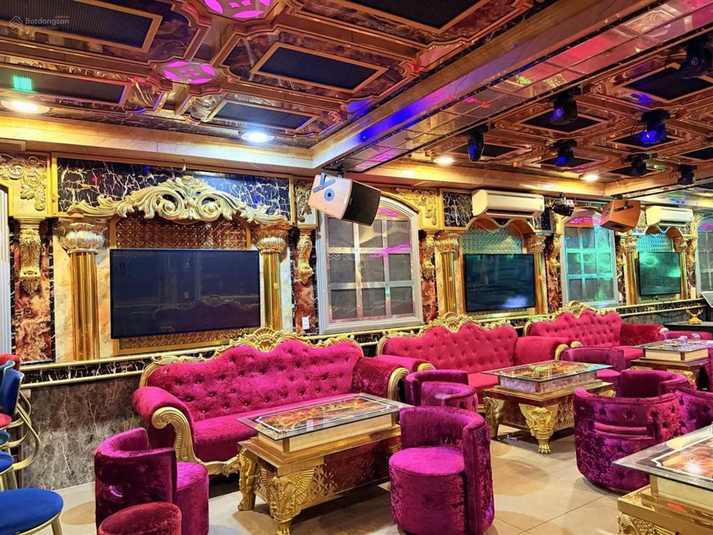 Chủ ngộp bank ra gấp tòa nhà đang kinh doanh karaoke, phổ quang, 180m2, 75 tỷ.