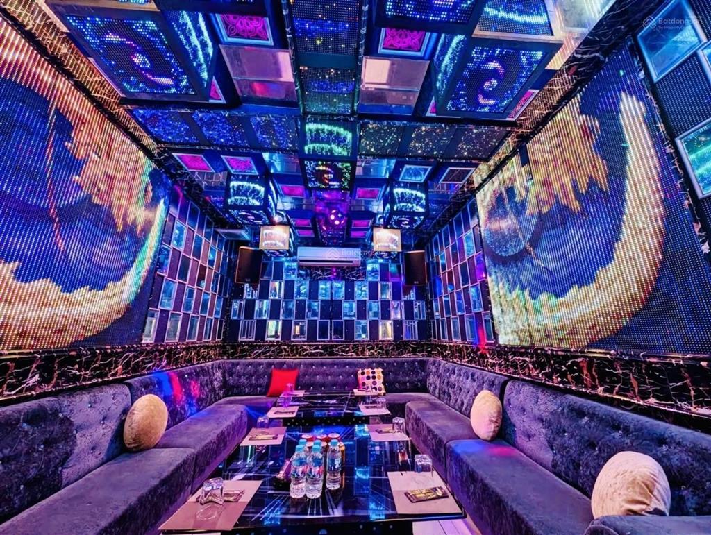 Chủ ngộp bank ra gấp tòa nhà đang kinh doanh karaoke, phổ quang, 180m2, 75 tỷ.