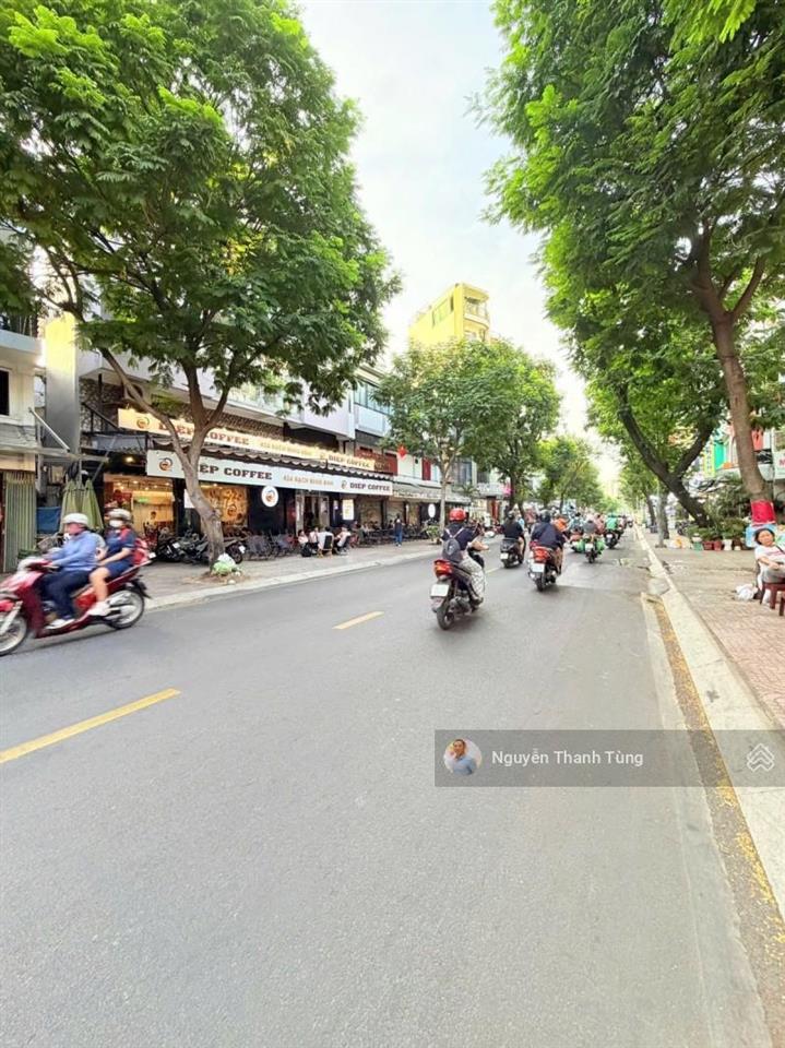 Bán gấp nhà mặt tiền quận 3  lề đường rộng 5m, buôn bán sầm uất  ngang lớn 4m 5 tầng kinh doanh