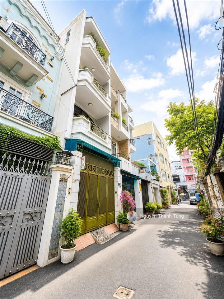 Bán gấp nhà hẻm xe hơi quận 1  cn 69m2 (4.1 x 17) sổ vuông  hẻm ô tô rộng 6m dân trí cao.